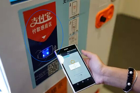 扫描模块嵌入自助售货机的“付款感应区”
