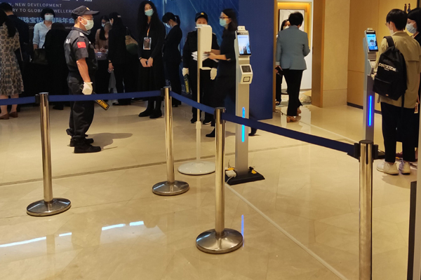 人脸识别健康码扫码测温一体机应用在春运防疫出行，让春节过得更放心